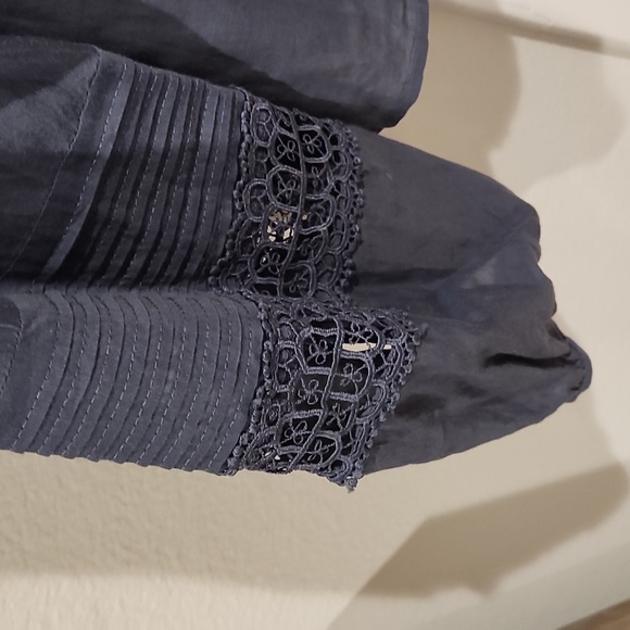 Blouses - Picture 3 of 3